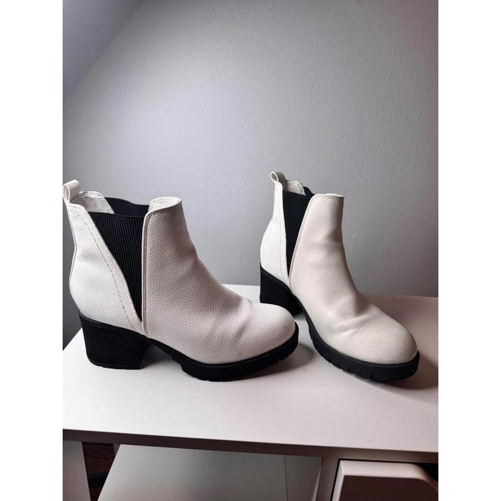 Mia Chelsea boots ￼size 8